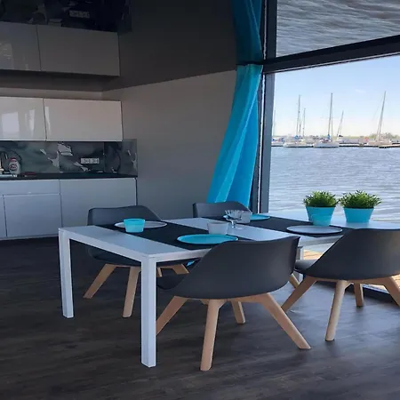 보트호텔 Houseboat In 카미엔 포모르스키