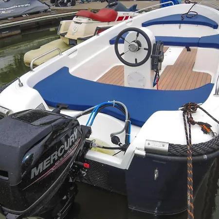 보트호텔 Houseboat In 카미엔 포모르스키